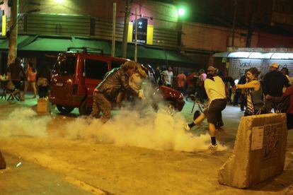 Simpatizantes de la destituida presidenta brasileña Dilma Rousseff patean una granada de gas en un enfrentamiento con la policía durante una protesta, en São Paulo (Brasil).