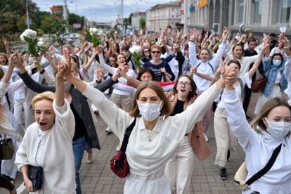 Mujeres vestidas de blanco en una protesta en Minsk el pasado 12 de agosto.