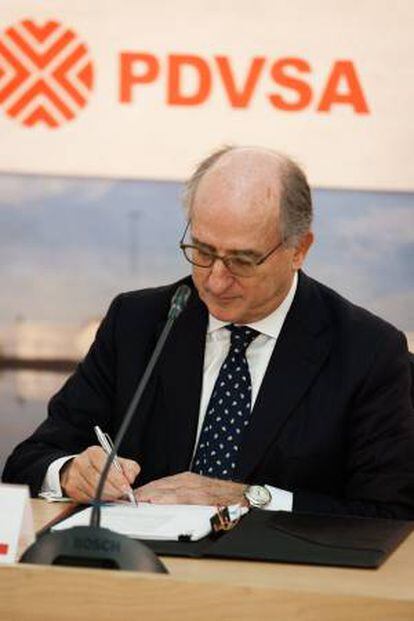 El presidente de Repsol, Antonio Brufau, firma un convenio con PDVSA en Caracas (Venezuela).