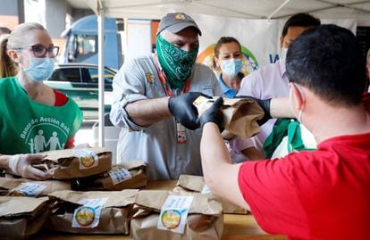 El reputado chef José Andrés participó este miércoles en Valencia en el reparto de menús de World Central Kitchen, el Banco de Alimentos y otras entidades que ayudan a personas afectadas por la crisis del coronavirus.