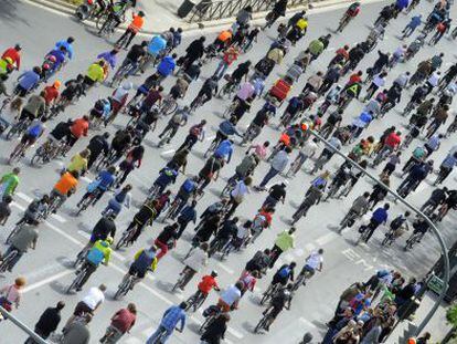 Una vista de la manifestaci&oacute;n de bicicletas desde las torres de Serranos en Valencia.