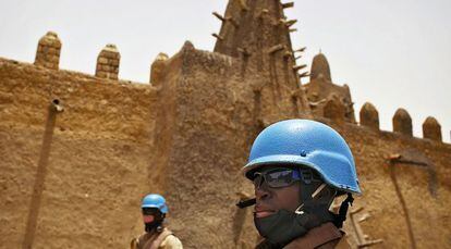 Además de los soldados malienses, medio centenar de militares de Naciones Unidas velan por la seguridad.