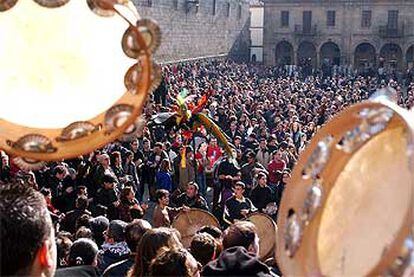 Concentración en Santiago de Compostela, ayer, para protestar contra la actuación de las autoridades.