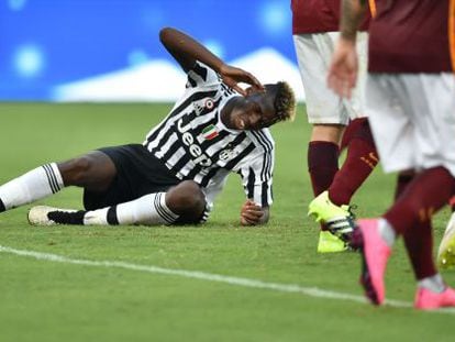 Pogba, frustrado en el suelo, durante el Roma-Juve (2-1)