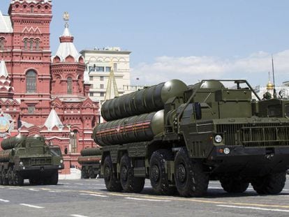 Varios camiones militares transportan misiles antiaéreos S-300, durante un desfile en Moscú, en mayo de 2016.