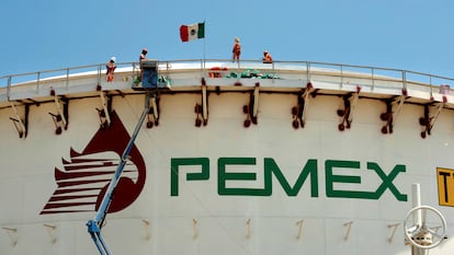 Un grupo de trabajadores de Pemex sobre un tanque en la refinería de Dos Bocas, en el Estado mexicano de Tabasco, el 30 de junio de 2022.