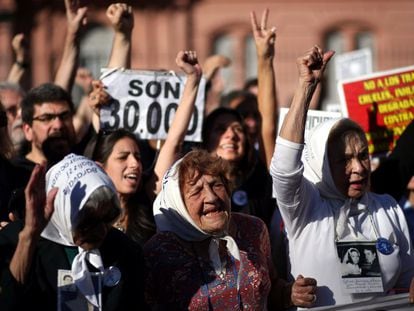 Un manifestante lleva un cartel que reivindica la cifra de 30.000 despaparecidos, puesto en cuestión por el negacionismo, durante una marcha con las Madres de la Plaza de Mayo en abril de 2017.
