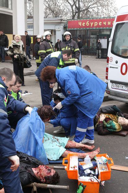 Los servicios de emergencias atienden a los heridos en el doble atentado de Moscú.