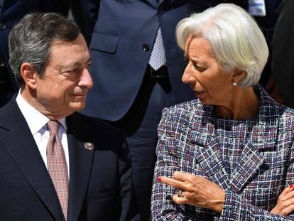 Mario Draghi, presidente del BCE, y Christine Lagarde, directora gerente del FMI, en una reunión del G7 en Bari en mayo de 2017
