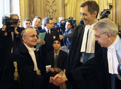 Los abogados de Silvio Berlusconi, ayer en la sede del Tribunal Constitucional italiano.