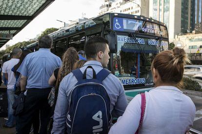 Pasajeros abordan buses en la Avenida 9 de Julio, en su regreso a casa, horas antes del incremento tarifario.