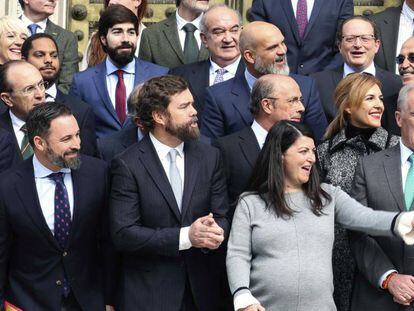 El presidente de Vox, Santiago Abascal (i) junto con los otros 51 diputados electos de la formación posan en la escalinata del Congreso. 
