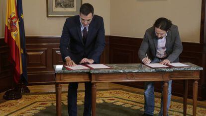 Pedro Sánchez y Pablo Iglesias firman el acuerdo de coalición entre sus formaciones.