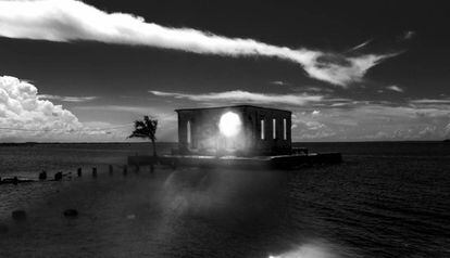Fotografía de una casa abandonada en el municipio de Isabela de Sagua (Cuba), de la exposición 'Sombra de isla', de Musuk Nolte.