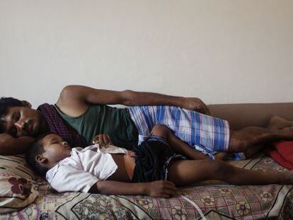 Manish y su padre duermen en su habitación del hospital de Search.