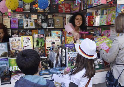 Dos niños en una caseta de la Feria del Libro de Madrid.