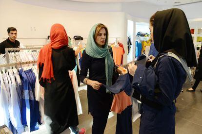 Varias mujeres miran ropa en una tienda de Teher&aacute;n.