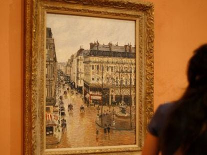 Una visitante observa el cuadro 'Rue Saint-Honoré por la tarde. Efecto de lluvia', de Camille Pissarro, en el Museo Thyssen-Bornemisza, en septiembre de 2019.