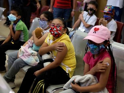 Niños después de recibir una vacuna en el Centro Médico Minas de Cristo, en Ciudad de México.