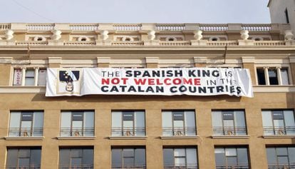 Pancarta contra la presència de Felip VI en l'homenatge pel 17-A.