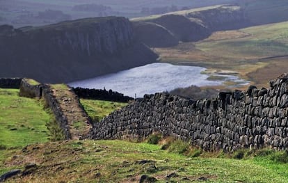 El Muro de Adriano recorre 117 kilómetros en el norte de Inglaterra.