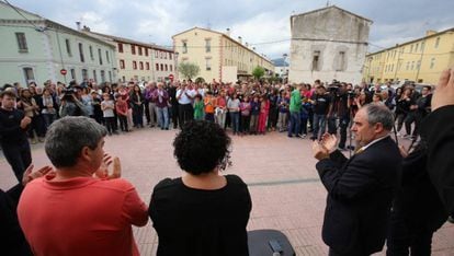 Minuto de silencio por la muerte de la niña de cuatro años atropellada el lunes en Bonmatí.