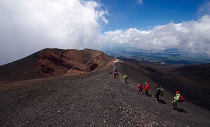 Varios excursionistas en una de las aventuras organizadas para explorar el volcán Etna.