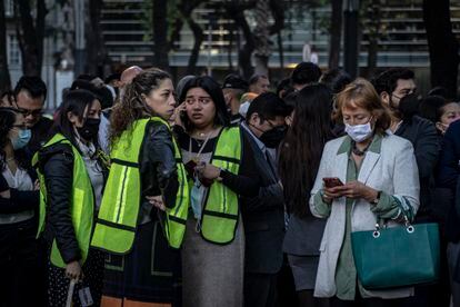 Trabajadores evacuados de las oficinas en la zona de Paseo de la Reforma la mañana del 03 de marzo de 2022.