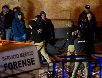 Las autoridades del Estado de Chihuahua han informado que hay al menos otras 29 personas heridas en estado “delicado-grave”, por lo que fueron trasladados a cuatro hospitales de la región. En la imagen, investigadores forenses transportan los cuerpos de las víctimas del siniestro. 