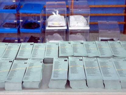 Papeletas y urnas preparadas para las elecciones del 26 de mayo.