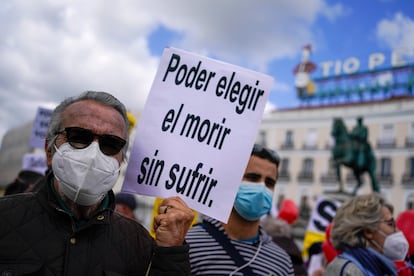 Manifestantes a favor de la aprobación de la ley de eutanasia en la Puerta del Sol en Madrid en febrero de 2021.