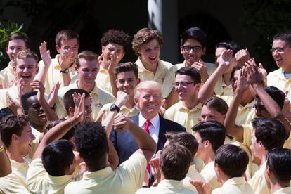 El presidente Donald J. Trump junto a miembros de la 'American Legion Boys Nation', el 26 de julio de 2017.