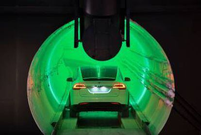 Un Tesla Modelo X modificado, en el túnel.