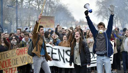 Protestas contra la reforma laboral propuesta por el Gobierno franc&eacute;s, este jueves en Nantes.