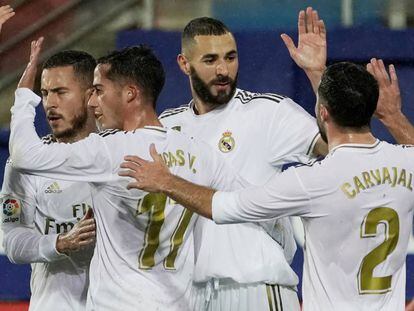 Los jugadores del Madrid celebran el tercer tanto del partido.