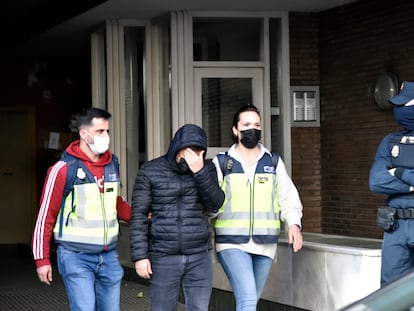 Uno de los detenidos después del registro en la concejalía de Deportes del Ayuntamiento de Cornellà del Llobregat.