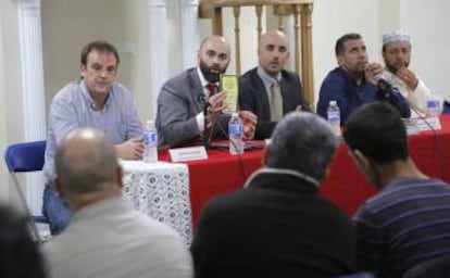 'Ertzainas' dan una charla en la mezquita de Tolosa en presencia del imán (derecha) de la mezquita.