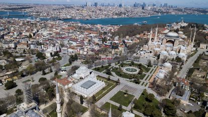 Una fotografía aérea muestra Santa Sofía y la plaza de Sultanahmet —corazón del turismo en Estambul— completamente vacías el jueves 9 de abril.