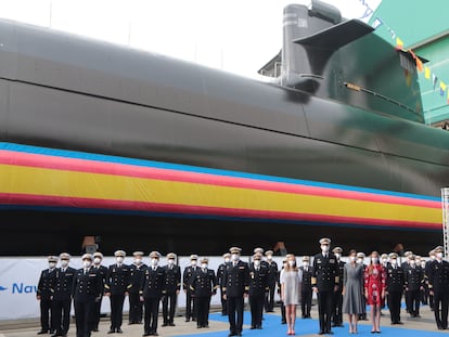 La Familia Real, acompañada de militares, durante la ceremonia de puesta a flote del submarino S-81 'Isaac Peral' este jueves en Cartagena (Murcia).