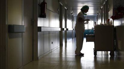 Una enfermera en la maternidad del Hospital La Paz.