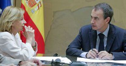 Zapatero, Salgado y Jáuregui durante la reunión en La Moncloa.  