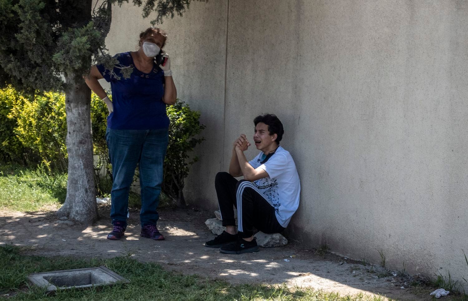 Un joven llora tras conocer el fallecimiento de un familiar.