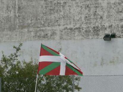 Familiares de los presos de ETA, frente a la cárcel de San Sebastián, en 2007.