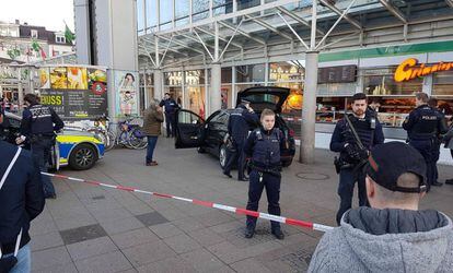 Policies al costat del cotxe de l'atropellament, aquest dissabte a Heidelberg (Alemanya).