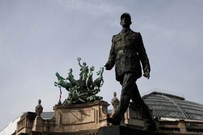 La estatua del general Charles de Gaulle en París.