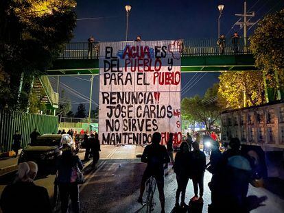 Una pancarta que desplegaron los vecinos señala a José Carlos Acosta, alcalde de Xochimilco.