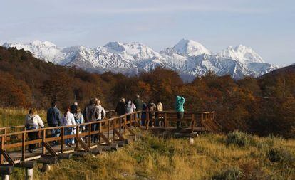 Turistas en un mirador al macizo de Martial, cerca de Ushuaia, en el parque nacional Tierra del Fuego, en Argentina.