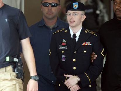 Manning abandona la corte militar tras escuchar su veredicto, hoy, en Fort Meade, Maryland.