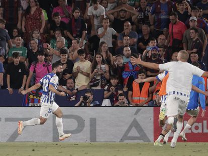 Asier Villalibre celebra su gol ante el Levante este sábado en el estadio Ciutat de Valencia.