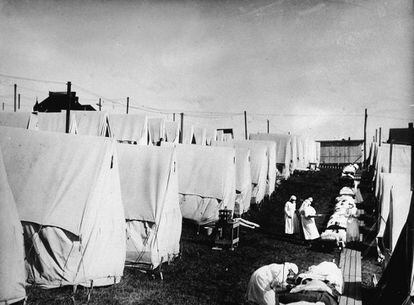 Enfermeras cuidan a enfermos de la gripe española en tiendas al aire libre en Lawrence, Massachusetts (EE UU), en 1918.